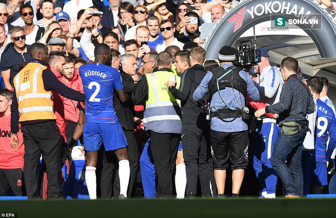 HLV Mourinho mỉa mai trọng tài, gọi trận hòa là “cái kết khủng khiếp” với Man United - Ảnh 1.