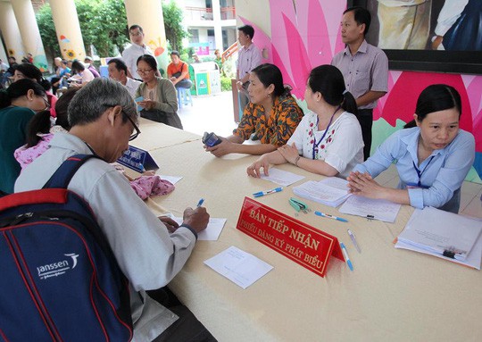 Bí thư Nguyễn Thiện Nhân đang tiếp xúc cử tri quận 2 - Ảnh 2.
