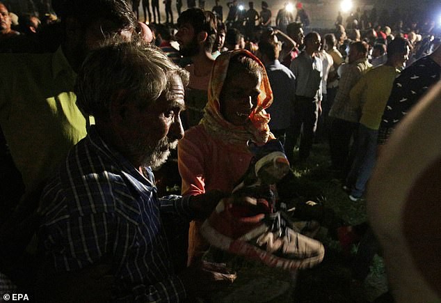 Khoảnh khắc thảm kịch tàu hỏa cán ngang đám đông mừng lễ hội ở Ấn Độ - Ảnh 1.