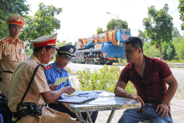 Phạt 111 triệu đồng đối với tài xế ô tô chở quá tải - Ảnh 1.