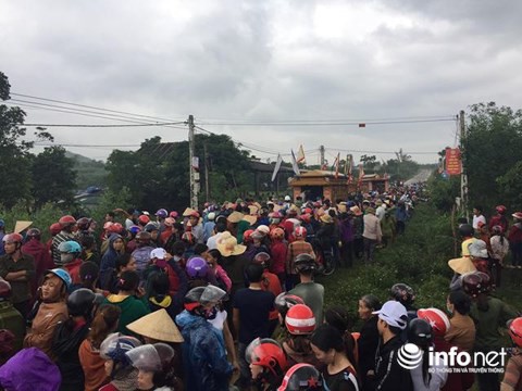 Hà Tĩnh: Hàng trăm người đội mưa tiễn đưa vợ chồng trẻ cùng 2 con thơ - Ảnh 3.