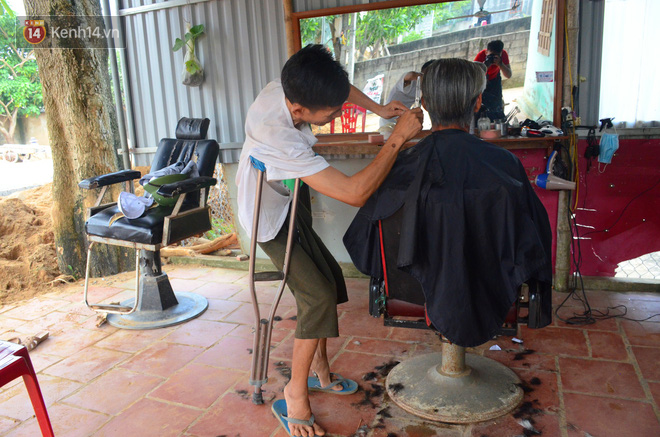 Vợ bỏ đi, người chồng tàn tật ở Hà Nội chống nạng cắt tóc nuôi 4 đứa con thơ - Ảnh 1.
