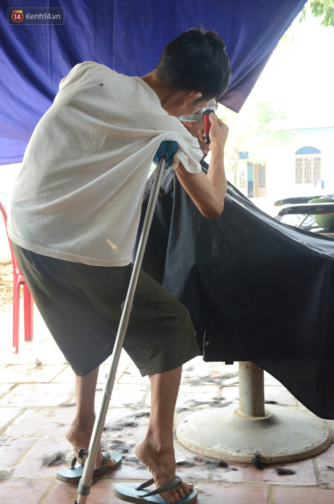 Vợ bỏ đi, người chồng tàn tật ở Hà Nội chống nạng cắt tóc nuôi 4 đứa con thơ - Ảnh 2.