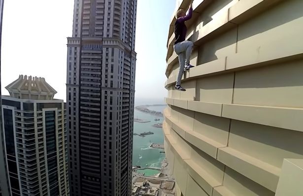 Thót tim cảnh thanh niên tay không leo trèo bên rìa tòa nhà cao 77 tầng - Ảnh 3.