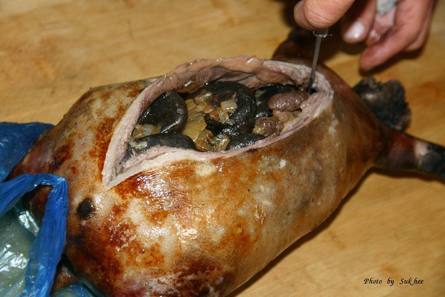 Dê nướng đá nóng - món ăn quốc hồn quốc túy của Mông Cổ được chế biến bằng phương pháp gây ám ảnh rợn người - Ảnh 2.