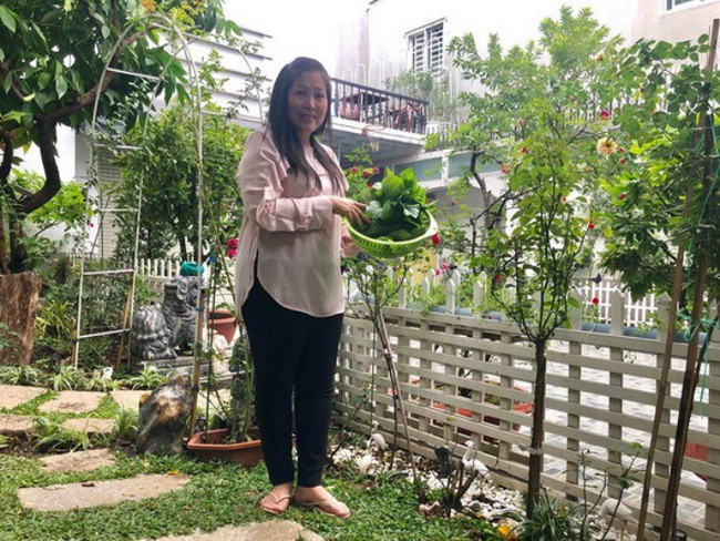 Ngắm vườn rau sạch và hoa tươi vô cùng bình yên của vợ chồng nghệ sĩ Hồng Vân và Lê Tuấn Anh - Ảnh 1.