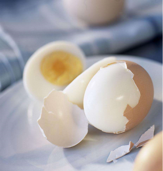Luộc trứng theo cách này thì trăm quả như một, vỏ không bao giờ bị nứt hay vỡ mà vẫn giữ được đủ dưỡng chất - Ảnh 1.
