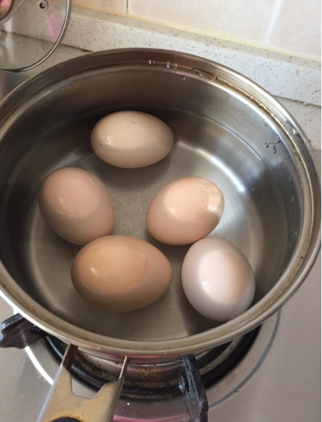 Luộc trứng theo cách này thì trăm quả như một, vỏ không bao giờ bị nứt hay vỡ mà vẫn giữ được đủ dưỡng chất - Ảnh 2.