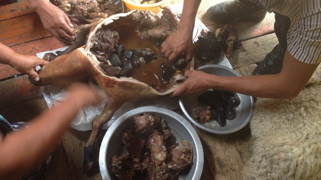 Dê nướng đá nóng - món ăn quốc hồn quốc túy của Mông Cổ được chế biến bằng phương pháp gây ám ảnh rợn người - Ảnh 3.