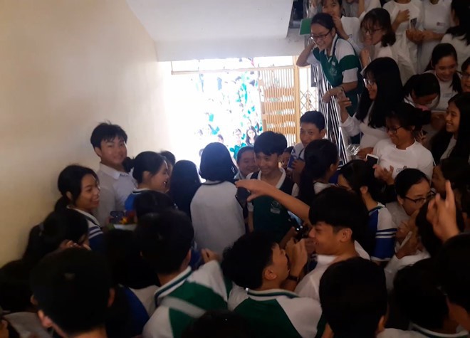 Học sinh Thái Phiên (Đà Nẵng) vây kín nhà vệ sinh nữ xem màn tỏ tình lãng mạn như phim - Ảnh 3.