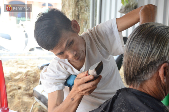 Vợ bỏ đi, người chồng tàn tật ở Hà Nội chống nạng cắt tóc nuôi 4 đứa con thơ - Ảnh 5.