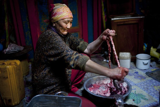 Dê nướng đá nóng - món ăn quốc hồn quốc túy của Mông Cổ được chế biến bằng phương pháp gây ám ảnh rợn người - Ảnh 5.
