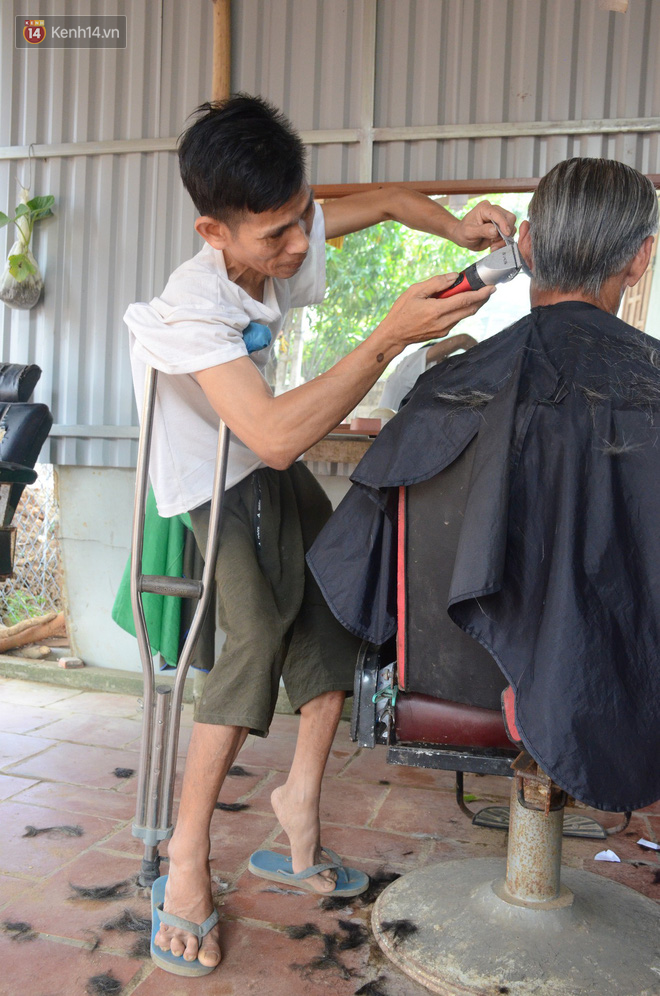 Vợ bỏ đi, người chồng tàn tật ở Hà Nội chống nạng cắt tóc nuôi 4 đứa con thơ - Ảnh 7.