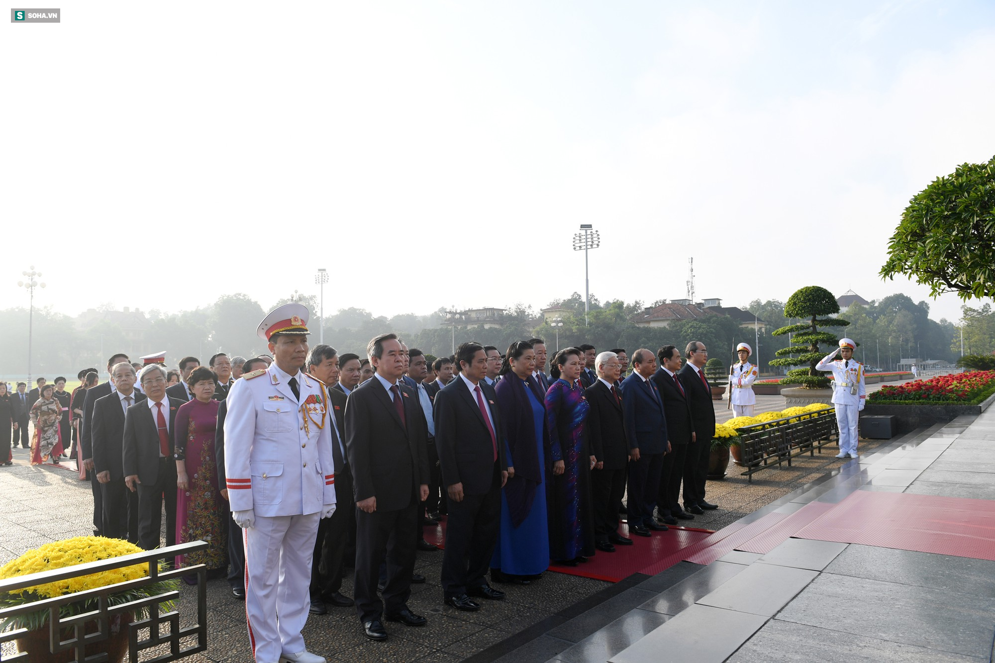 Đại biểu Quốc hội viếng Chủ tịch Hồ Chí Minh - Ảnh 7.