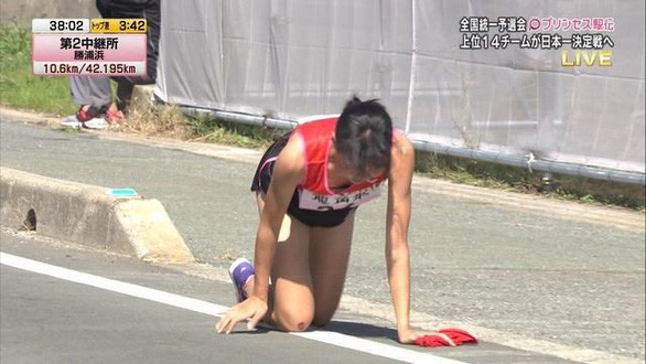 Bị chuột rút, nữ VĐV chạy tiếp sức Nhật Bản kiên trì bò đến mức chảy máu 2 đầu gối để chuyển lượt chạy cho đồng đội - Ảnh 2.