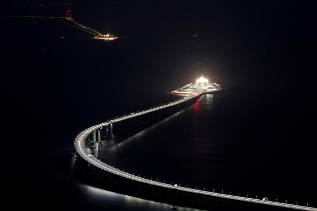Choáng ngợp về độ hoành tráng của cây cầu vượt biển dài nhất thế giới vừa khai trương  - Ảnh 4.