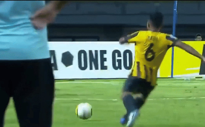 Cận cảnh pha vào bóng của cầu thủ U19 Malaysia khiến cổ chân đối phương vặn hơn 180 độ