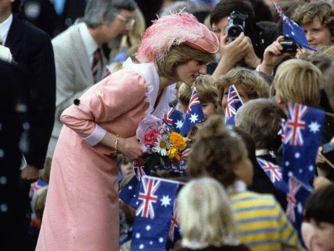 Nhìn Hoàng tử Harry ân cần với vợ, công chúng thấy thương cho Công nương Diana từng bị chồng lạnh nhạt trong chuyến công du 35 năm về trước - Ảnh 4.