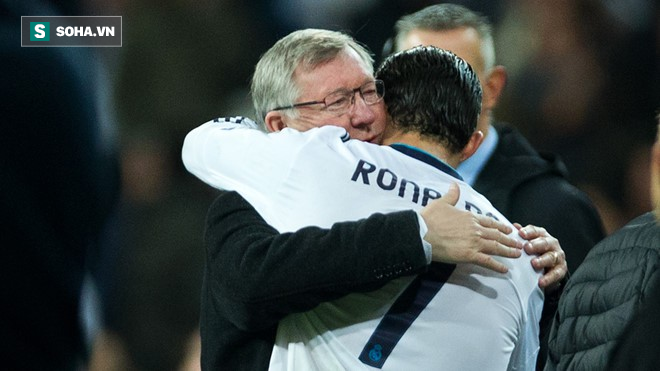 Hết vẫy tay, hôn gió, Ronaldo lại làm CĐV Man United cảm động với bức ảnh cùng Sir Alex - Ảnh 1.