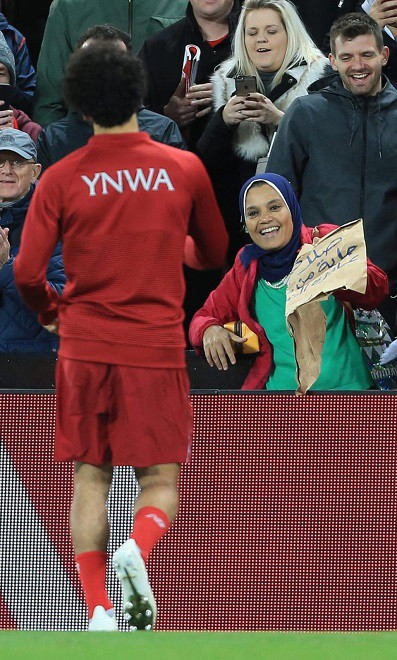 Lập cú đúp, Salah nhận hộp quà bí ẩn từ cổ động viên - Ảnh 1.