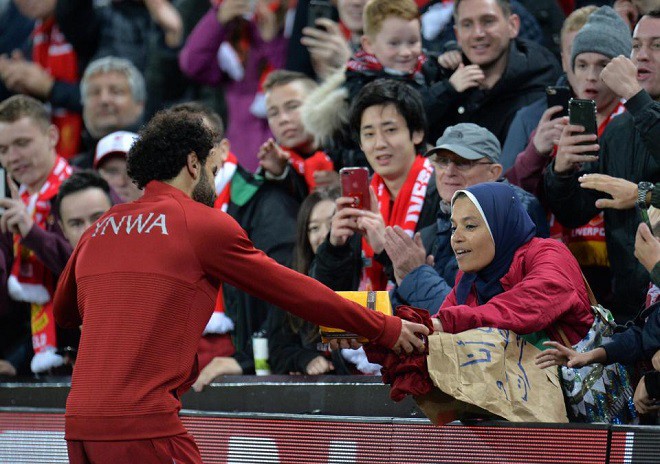 Lập cú đúp, Salah nhận hộp quà bí ẩn từ cổ động viên - Ảnh 2.
