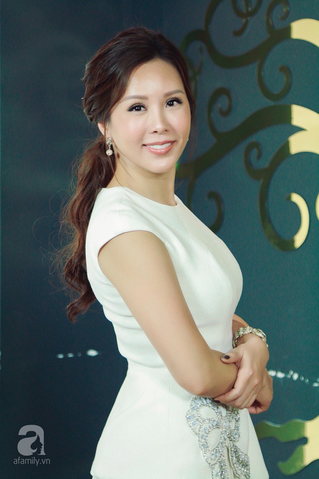 Hoa hậu Thu Hoài: Bố mẹ bạn trai ác cảm, chê bai vì tôi lớn hơn anh 10 tuổi, có 3 đứa con riêng! - Ảnh 1.