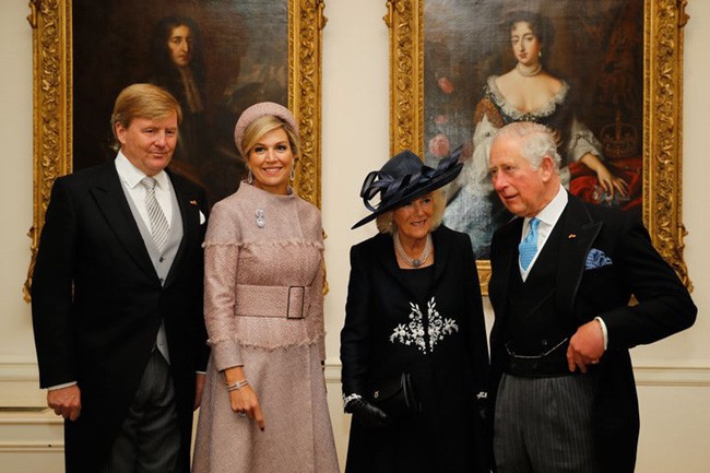 Vừa tái xuất bên cạnh chồng, bà Camilla phải muối mặt vì lỗi ngớ ngẩn này khi gặp khách quý - Ảnh 4.