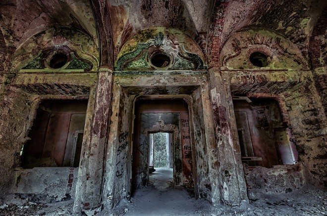 “Biệt thự ma” bỏ hoang ở Ý: Từng là hiện trường của vụ giết người dã man, bi kịch gia đình mở đầu bằng cái chết của kiến trúc sư - Ảnh 11.