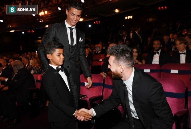 Cùng bố đi xem Barcelona, nhưng con trai Messi lại vẽ logo đội bóng của Ronaldo - Ảnh 2.