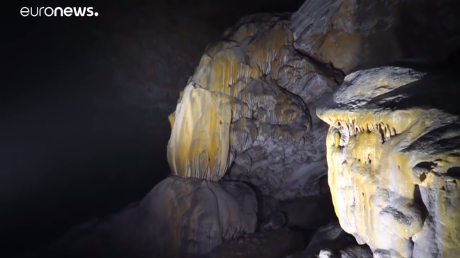Xuất hiện hố tử thần sâu 118 mét tại vùng rừng núi Trung Quốc, để lộ hệ thống hang động khổng lồ rộng 6,8 triệu mét khối - Ảnh 2.
