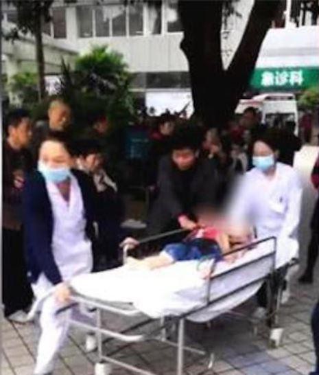 Trung Quốc: Người phụ nữ loạn trí cầm dao chặt thịt tấn công trường mẫu giáo, ít nhất 14 học sinh bị thương - Ảnh 6.