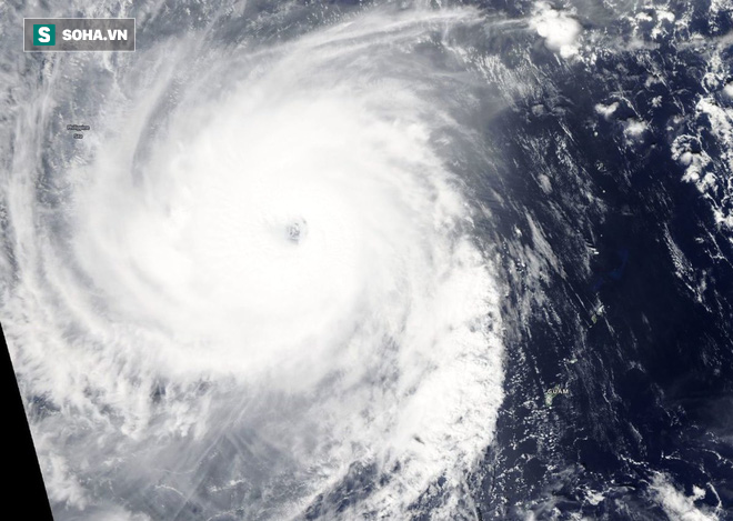 Siêu bão mạnh nhất năm 2018 tiếp tục tiến về Đông Nam Á: Hình ảnh dữ dội từ vệ tinh NASA - Ảnh 3.