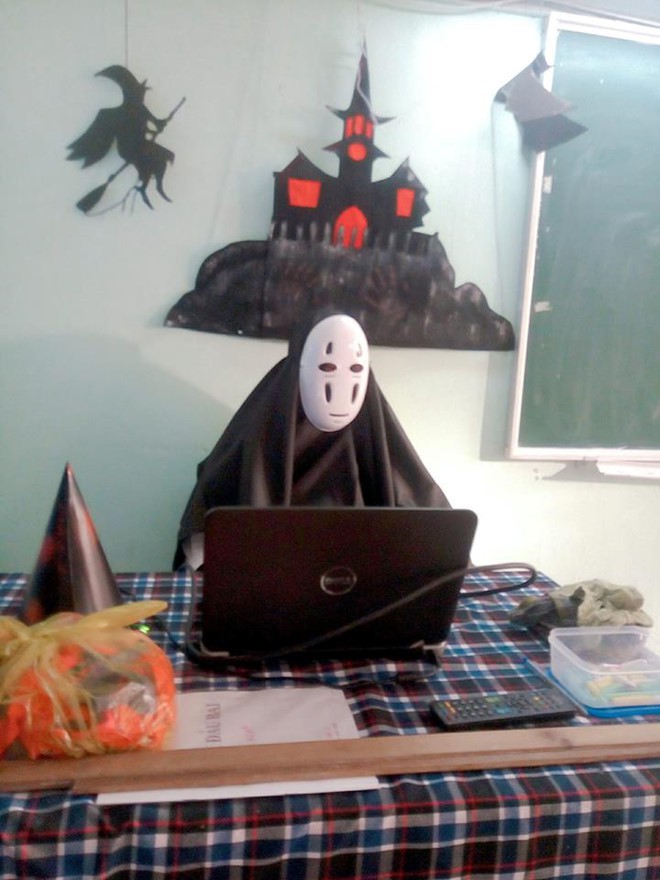 Chất như thầy giáo trường người ta: Nhập vai Vô Diện và tổ chức tiệc Halloween cho học sinh - Ảnh 1.