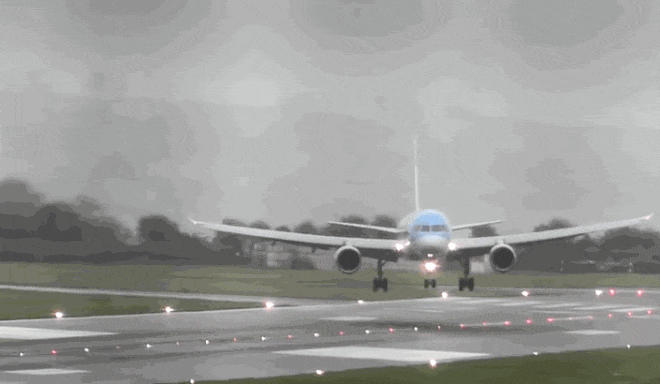 Xem cảnh máy bay Boeing 757 “trổ tài” hạ cánh ngang khi trời có giông bão cực điệu nghệ - Ảnh 3.
