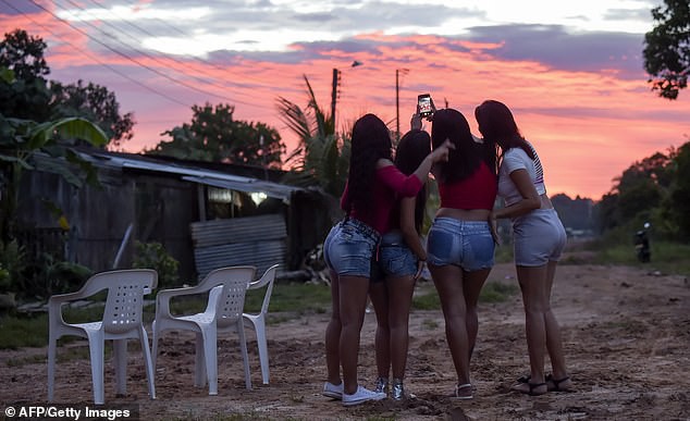 Nỗi ám ảnh của phụ nữ Venezuela bán thân nơi đất khách để nuôi sống gia đình - Ảnh 1.