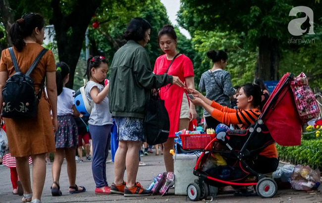 Giấc mơ bên chiếc xe nôi của mẹ em bé 4 tuổi, 2 năm không thể khép mi ngủ, cuối tuần đưa nhau lên phố đi bộ bán hàng - Ảnh 3.