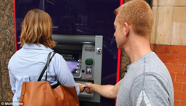 3 chiêu thức ăn cắp tiền ở cây ATM bị chuyên gia vạch trần, ai đi rút tiền cũng cần lưu ý - Ảnh 5.