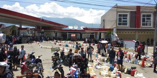 Indonesia: Đám đông cướp ATM trong lúc chờ viện trợ sóng thần - Ảnh 1.
