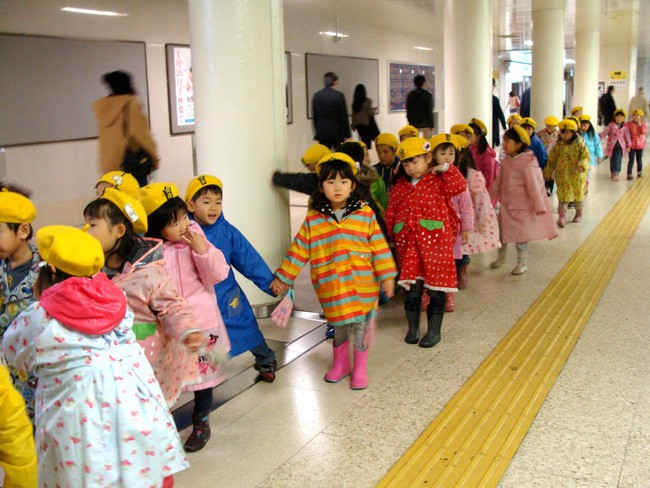 Khám phá bí mật đằng sau việc trẻ em Nhật luôn cư xử ngoan ngoãn ở nơi công cộng - Ảnh 2.