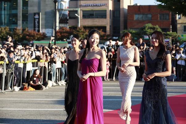 Tân Hoa hậu Hàn Quốc hứng gạch vì diện đầm như quấn khăn lên thảm đỏ Korea Drama Awards, nhan sắc tranh cãi - Ảnh 1.