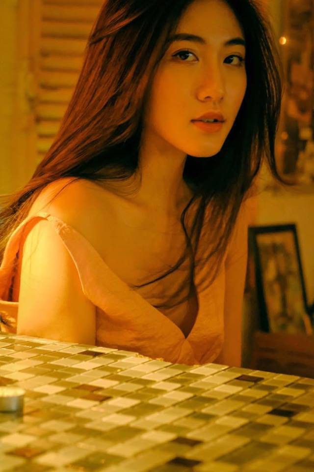 Bộ ảnh tuổi 19 của Thuỳ Linh: Xinh đẹp và dịu dàng đúng kiểu uống nhầm ánh mắt, cơn say theo cả đời - Ảnh 1.