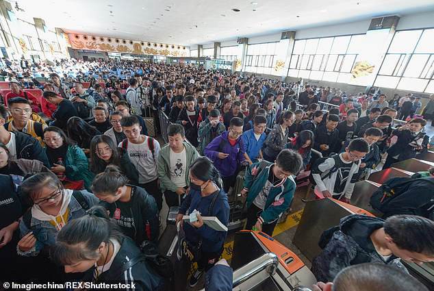 Tuần lễ Quốc khánh tại Trung Quốc: Hàng chục nghìn du khách đổ xô tới Vạn Lý Trường Thành, gây ách tắc nghiêm trọng - Ảnh 4.