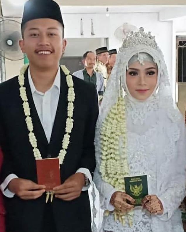Bức ảnh cuối cùng người chồng gửi cho vợ mới cưới chỉ 30 phút trước khi máy bay Indonesia lao xuống biển - Ảnh 2.