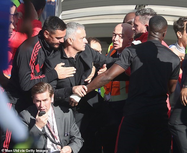Trợ lí của Sarri bị phạt vì màn ăn mừng trêu tức Mourinho - Ảnh 1.