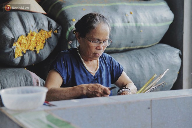 Từ chiếc khăn dệt bằng 4.800 cuống sen đến khát vọng lưu truyền nghề truyền thống của nghệ nhân Phan Thị Thuận - Ảnh 2.