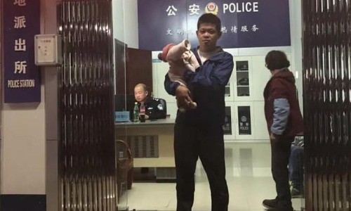 Trung Quốc: Giải cứu bé 10 ngày tuổi bị bố đem đi bán vì không phải con trai - Ảnh 1.