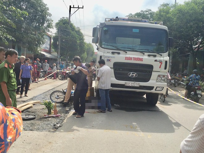 Người phụ nữ bị xe ben cán chết thương tâm, các nhà sư cầu siêu cho nạn nhân ngay hiện trường - Ảnh 1.