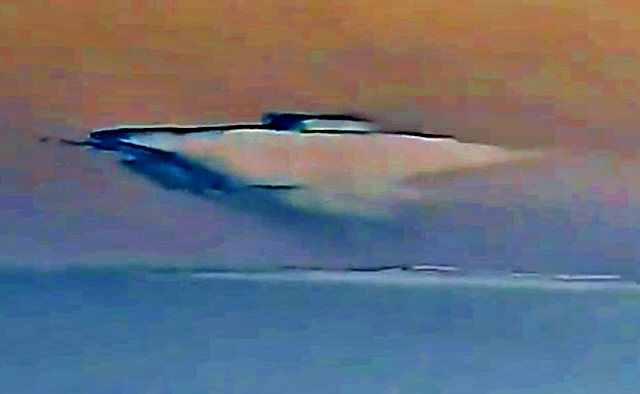 Kinh ngạc người phụ nữ nhìn thấy UFO được ngụy trang trong đám mây - Ảnh 1.