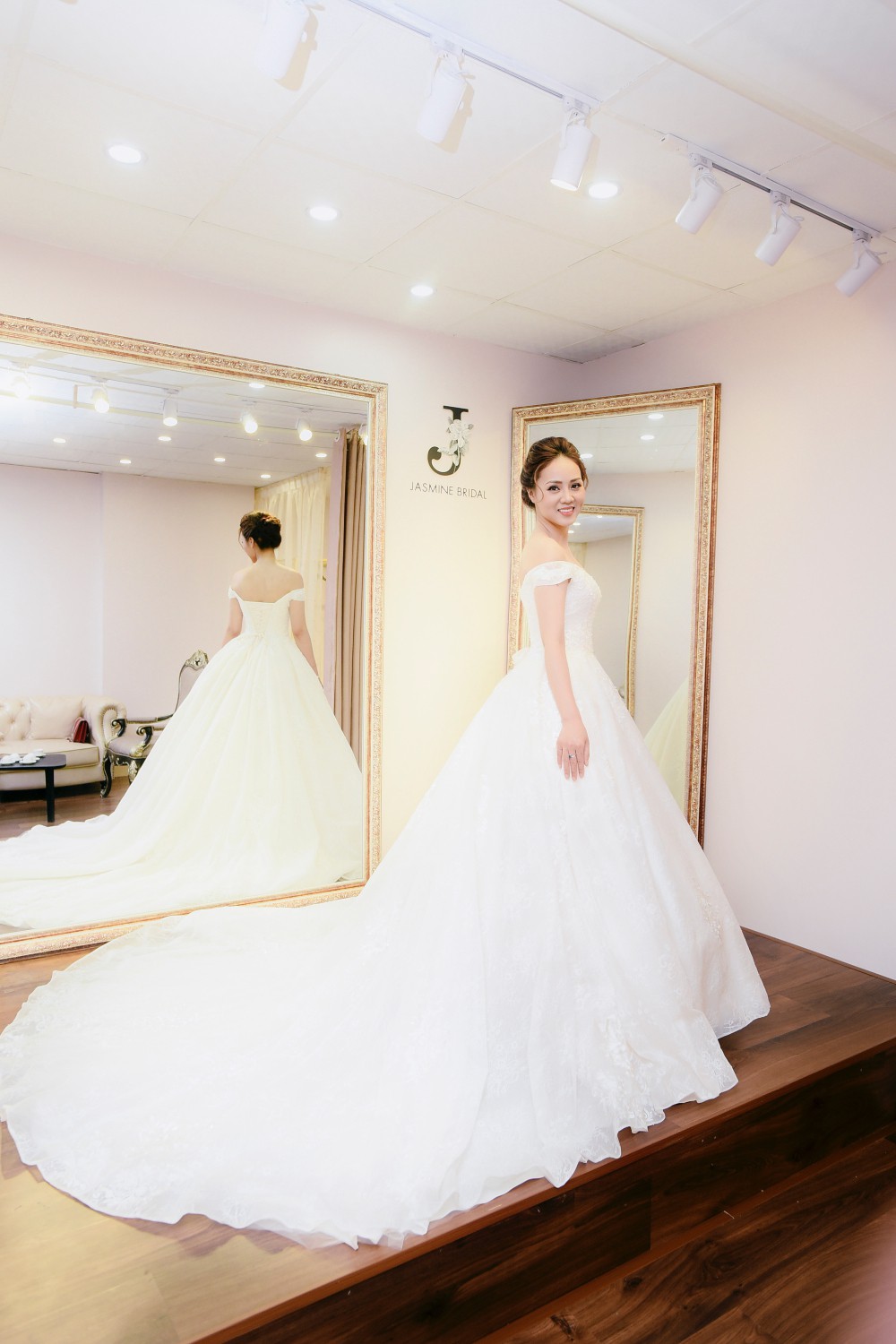 Rộ ảnh Hoa hậu H'Hen Niê thử váy cưới, ngày lên xe hoa không còn xa?