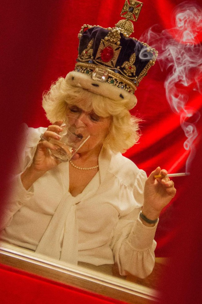Sự thật bất ngờ về một loạt những khoảnh khắc bà Camilla phì phèo điếu thuốc, Công nương Diana có con với bạn trai tỷ phú - Ảnh 1.
